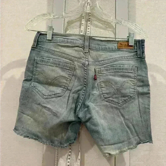 Levi’s Bermuda shorts Sz 28 hits mid thigh - worn once - Picture 2 of 5